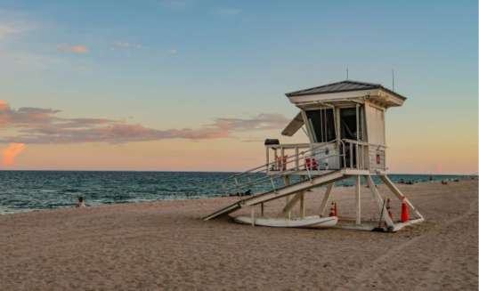 Life guard huisje op het strand van Fort Lauderdale